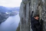 Norsk film har betalt mange penge for at Tom Cruise klamrer sig til en klippe, mens de norske fjelde tårner i baggrunden. Problemet, synes de i Norge, er bare, at i filmen foregår scenen i Himalaya-bjergene. Pr-foto Paramount