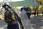 
    Ikke alle i Zimbabwe var glade for valgets resultat, og derfor var politiet talstærkt til stede i Hovedstaden - af frygt for uroligheder.
 Tsvangirayi Mukwazhi/AP