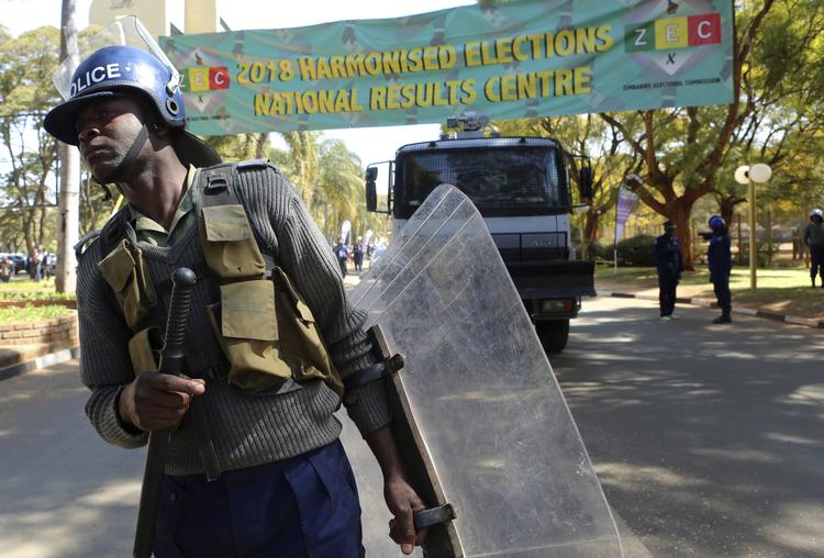 
    Ikke alle i Zimbabwe var glade for valgets resultat, og derfor var politiet talstærkt til stede i Hovedstaden - af frygt for uroligheder.
 Tsvangirayi Mukwazhi/AP