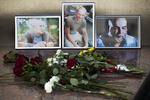 I Rusland mindes man de tre journalister Aleksandr Rastorguev, Kirill Radtjenko and Orkhan Dsjemal, der blev dræbt mandag aften under mystiske omstændigheder. Pavel Golovkin/AP