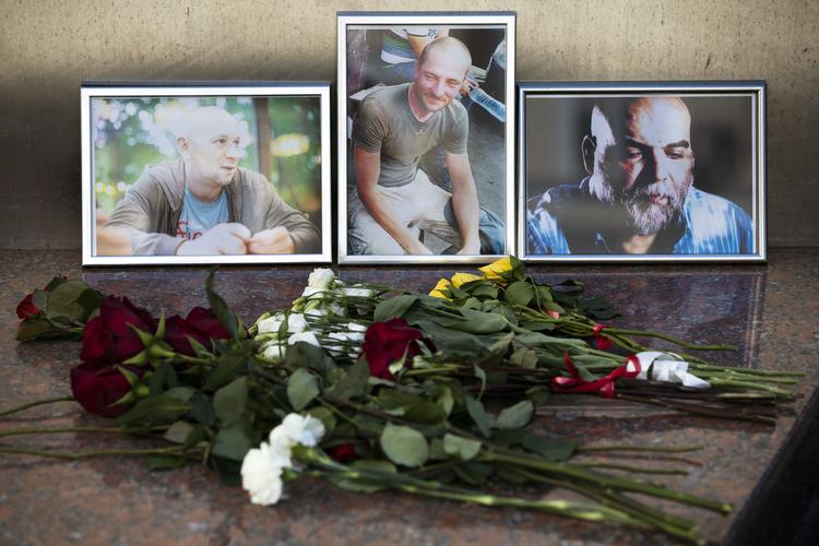I Rusland mindes man de tre journalister Aleksandr Rastorguev, Kirill Radtjenko and Orkhan Dsjemal, der blev dræbt mandag aften under mystiske omstændigheder. Pavel Golovkin/AP