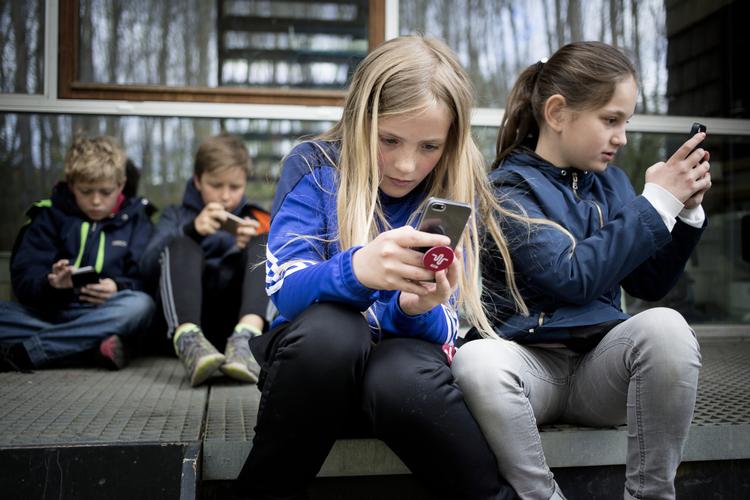 Selvom nogle børn efterlyser regler om mobilbrug, vil undervisningsministeren ikke lovgive på området. Nanna Navntoft/POLFOTO