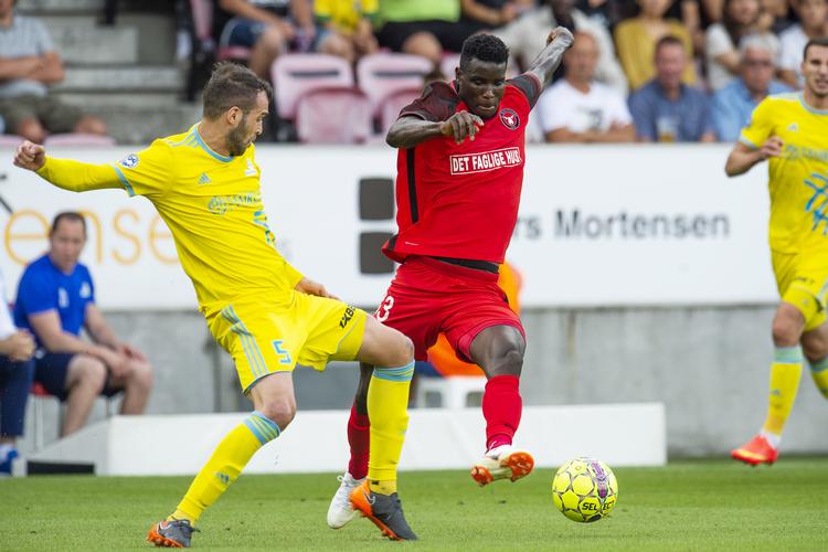 FCM-angriberen Paul Onuachu kæmpede for at komme frem til målchancer, men det var ikke en stor aften for den hovedstødsstærke spiller.
   Bo Amstrup/Ritzau Scanpix