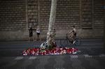 Stearinlys og blomster på Ramblaen i Barcelona minder om det angreb, hvor gerningmændene mejede 14 ofre ned og sårede yderliger 120 mennesker ved at pløje en varevogn gennem den menneskefyldte handelsgade. Emilio Morenatti/AP