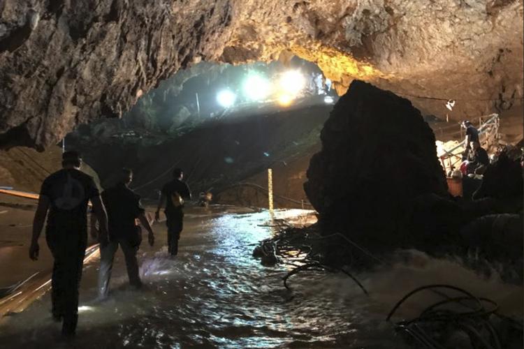 Selvom mediedækningen af de thailandske drenge spærret i en grotte har været under hård kritik, mener Søren Schultz Jørgensen, at det er en vigtig dækning.  Foto: /AP