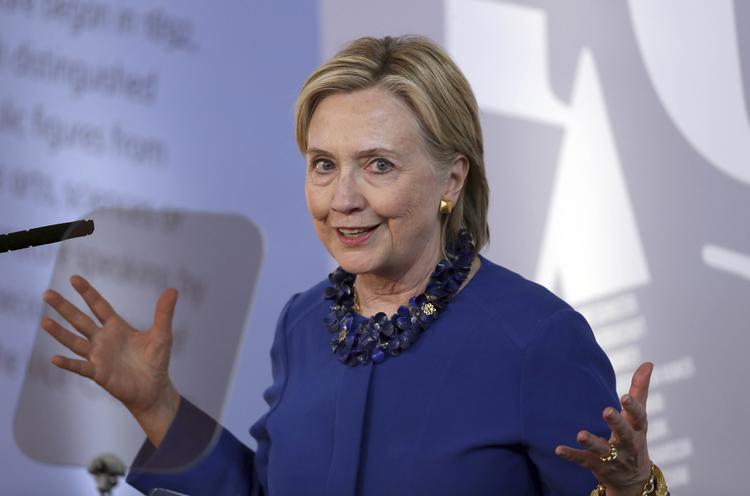 Hillary Clinton skifter midlertidigt branche, når hun skal til at være producent. Steve Parsons/AP