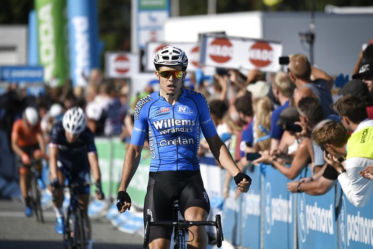 Wout van Aert krydser målstregen som vinder af kongeetapen i Vejle foran en besejret Alexander Kamp.
   Thomas Sjoerup/Ritzau Scanpix