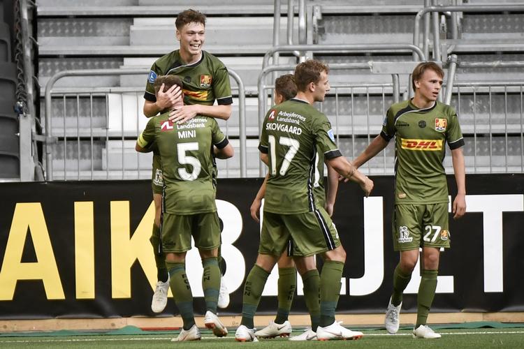 Andreas Skov Olsen bliver fejret af holdkammeraterne efter sin scoring til 1-0 på Tele2 Arena i Stockholm torsdag aften.
   11610 Stina Stjernkvist/tt/Ritzau Scanpix
