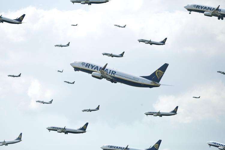 Ifølge Jacob Pedersen, aktieanalysechef i Sydbank, vil Ryanair ikke kompromittere sin supereffektive lavprismodel. Billedet er en fotomontage: Andreas Haubjerg/POLFOTO