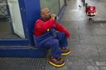 En mand i et Mario-kostume tager en pause på Solpladsen i Madrid, hvor han plejer at posere på turistfotos. Francisco Seco/AP