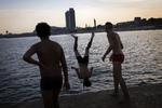 Det er direkte i baljen for denne dreng i Barcelona. Emilio Morenatti/AP