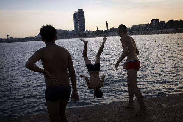 Det er direkte i baljen for denne dreng i Barcelona. Emilio Morenatti/AP