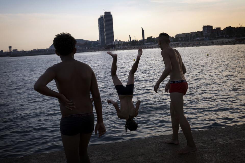 Det er direkte i baljen for denne dreng i Barcelona. Emilio Morenatti/AP