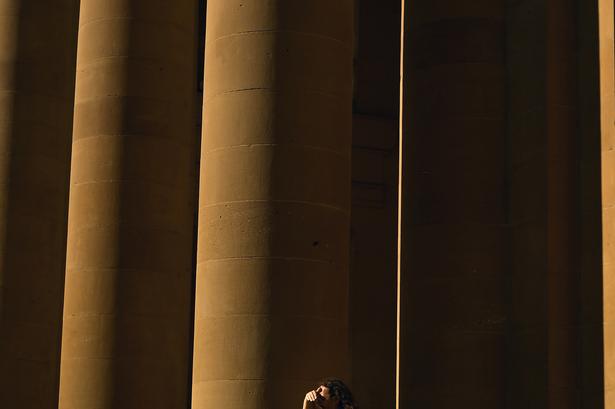 Ikke alle har mulighed for at komme til vandet. Her skygger en mand for ansigtet under en spadseretur i Pamplona. Alvaro Barrientos/AP