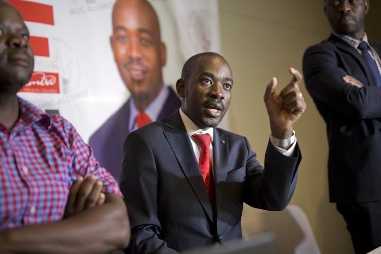 Nelson Chamisas parti, Movement for Democratic Change (MDC), har oplyst, at man vil anfægte valgresultatet ved en domstol.
   Jerome Delay/AP
