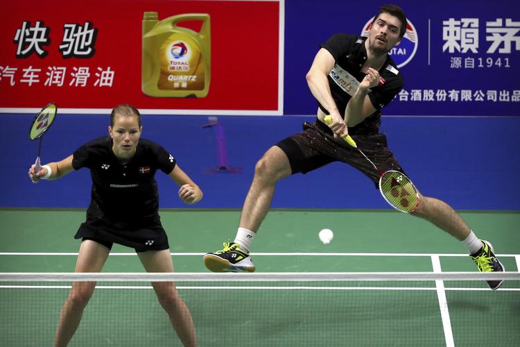Den danske mixed double overlevede to matchbolde, men ikke den tredje.   Mark Schiefelbein/Ritzau Scanpix