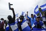 
    Demonstranter kræver at præsident Daniel Ortega træder tilbage og løslader politiske fanger.
  Arnulfo Franco/AP