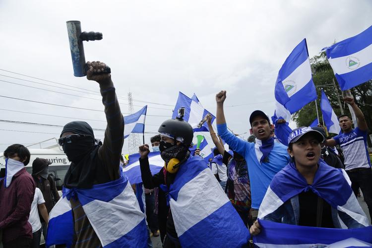 
    Demonstranter kræver at præsident Daniel Ortega træder tilbage og løslader politiske fanger.
  Arnulfo Franco/AP