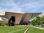 Den verdensberømte arkitekt Daniel Libeskinds tilføjede denne bygning til Denver Art Museum i 2006. Indenfor huser tilbygningen de moderne og de kontemporære permanente udstillinger.  Morten Wilhelm Scholz