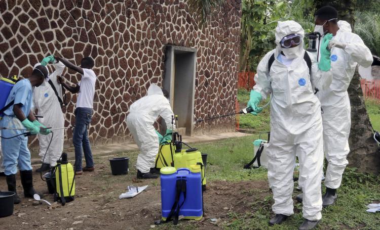 
   Torsdag erklærede sundhedsmyndighederne i DRCongo et ebolaudbrud. Det kom lidt over en uge efter, at et andet ebolaudbrud i en anden del af landet blev erklæret slået ned. Billederne her er fra et udbrud i maj i år. John Bompengo/AP