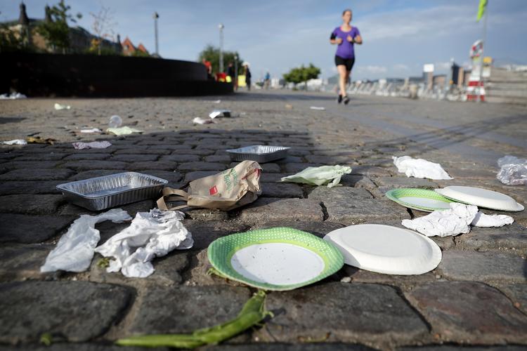 
    Medarbejdere fra Københavns Kommune samler skrald op i Havneparken på Islands Brygge i København. 
   Jens Dresling/POLFOTO