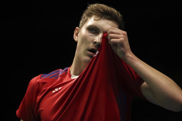 Viktor Axelsen forsøgte alt, men blev knækket af velspillende Chen Long.   Mark Schiefelbein/AP