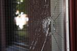 
   Et skudhul i glasdøren, hvor den 20-årige mand med Downs syndrom blev skudt og dræbt af Stockholms politi.  Janerik Henriksson/AP