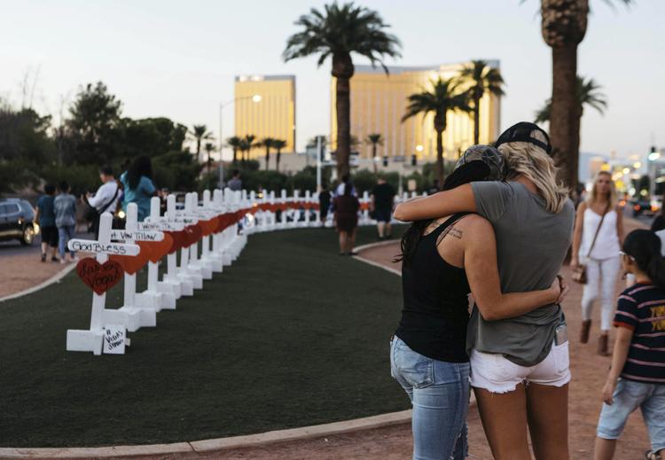 Hver af de 58 dræbte i masseskyderiet under en musikfestival i Las Vegas sidste år blev mindet på et kors. Ud over de dræbte blev hundredevis såret. Det har ikke været muligt for politiet at finde den præcise årsag til, at den pensionerede revisor, Stephen Paddock, skød de mange mennesker.   Mikayla Whitmore/AP