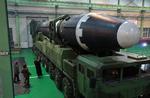 Nordkoreas leder, Kim Jong Un, får fremvist, det som styret kalder
Hwasong-15 intercontinental ballistiske missiler. Styret har ikke indstillet udviklingen af atomvåben eller missiler, viser ny FN-rapport.  /AP
