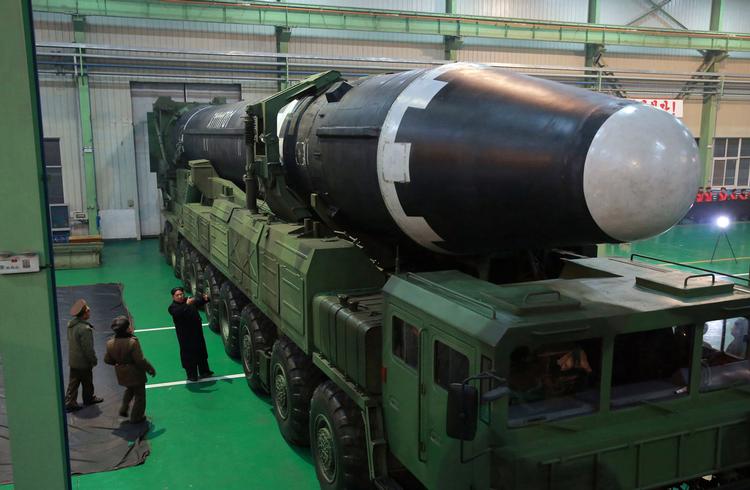 Nordkoreas leder, Kim Jong Un, får fremvist, det som styret kalder
Hwasong-15 intercontinental ballistiske missiler. Styret har ikke indstillet udviklingen af atomvåben eller missiler, viser ny FN-rapport.  /AP