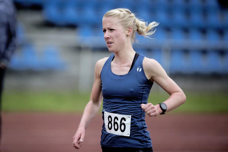 
    Den danske orienteringsverdensmester Maja Alm har også forsøgert sig som baneløber. Hun løber her 3.000 meter på Tårnby Stadion.
   Nanna Navntoft/POLFOTO
