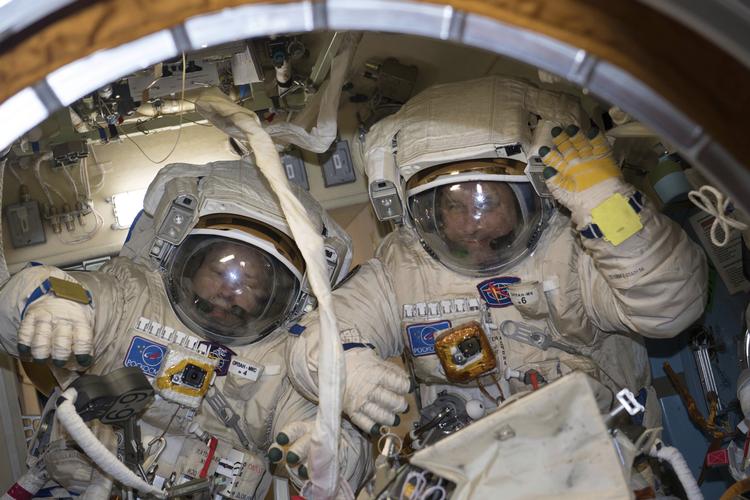 
Dette NASA foto viser de to kosmonauter  Alexander Misurkin og   Anton Shkaplerov på rumstationen i januar i år.  /AP