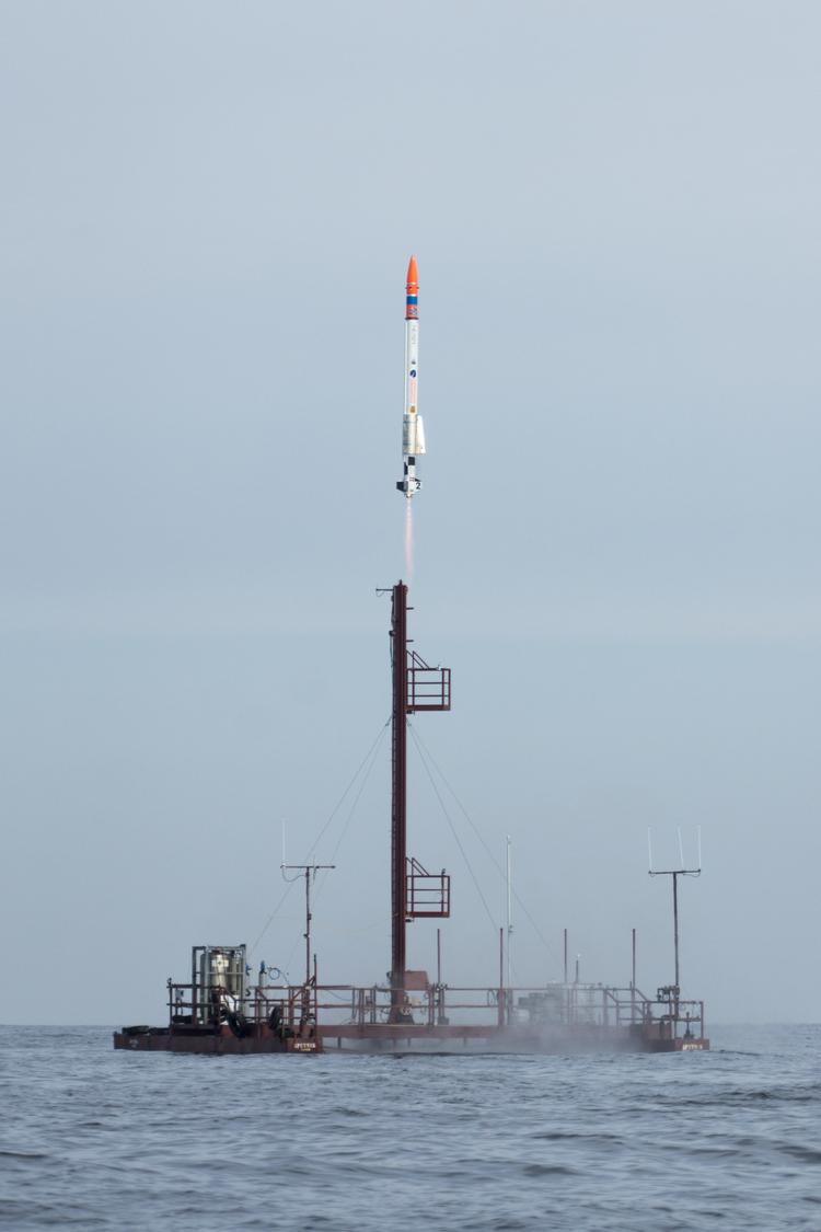 
    Raketten "Nexø II" nåede 6500 meter op i luften, før den vendte næsen mod Østersøen igen, lørdag den 4. august 2018. Alt forløb som planlagt, da raketten 'Nexø II' lørdag morgen blev opsendt fra Østersøen. Det siger talsmand Mads Wilson fra amatørrumprogrammet Copenhagen Suborbitals, der har bygget og opsendt raketten.. (Foto: Carsten Olsen/Copenhagen Suborbitals/Handout/Ritzau Scanpix)
   Carsten Olsen/copenhagen Suborbi/Ritzau Scanpix
