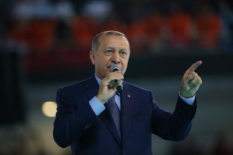 Præsident Erdogan annoncerer nye sanktioner mod USA i sin tale til den årlige partikongress for AK Partiet i Ankara, lørdag 4. august. Foto: AFP PHOTO / TURKISH PRESIDENTIAL PRESS SERVICE Handout/Ritzau Scanpix