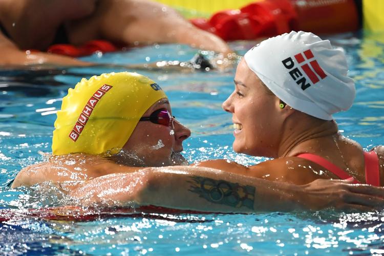 Selv om Pernille Blume (th.) smilede efter at have tabt til Sarah Sjöström, var hun skuffet over kun at have vundet sølv i 50 meter fri. Francois Xavier Marit/Ritzau Scanpix