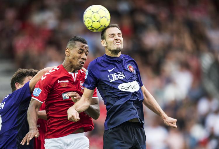 Vladis Emmerson (tv.) og Zsolt Korcsmár i duel på Vejle Stadion. Claus Fisker/Ritzau Scanpix