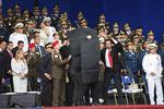 Politi omringer Venezuelas præsident Nicolas Maduro kort efter attentatforsøget. Xinhua/AP