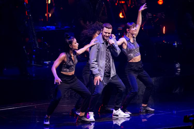 Justin Timberlake så og hans dansere så noget anonyme ud, klædt i gråt og sort tøj, som gjorde deres bevægelser mindre synlige og bemærkelsesværdige, mener Politikens anmelder, Lucia Odoom.  Mads Nissen/POLFOTO