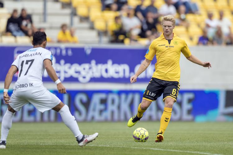 AC Horsens' nye nordmand, Sivert Heltne Nilsen (th.) med bolden foran Hobros  Edgar Babayan (tv.). Frank Cilius/Ritzau Scanpix