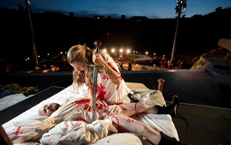 Lucia, sunget af sopranen Lina Johnson, tager livet af sangeren Rasmus Jupin, der har en birolle som hendes uheldige ægtemand. Foto: Mikal Schlosser
 