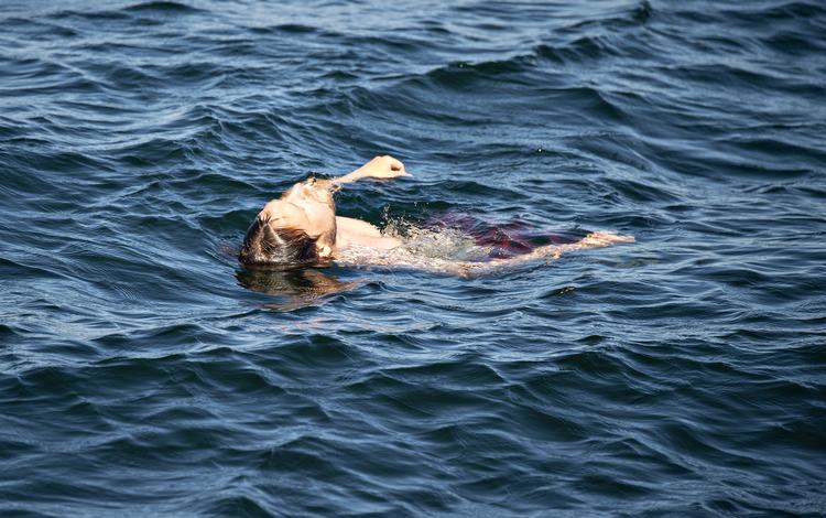
    Badegæster i vandet i Aarhus Bugt fra promenaden på Aarhus Ø torsdag. Det varme vejr fortsætter og en varmerekord lurer måske i næste uge.
   Henning Bagger/Ritzau Scanpix