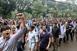 
    Demonstrerende studenter kræver, at regeringen gør noget mere for at forbedre trafiksikkerheden. Et traikdrab på en dreng og pige forleden i hovedstaden Dhaka aar udløst protesterne.
 Mohammad Ponir Hossain/Ritzau Scanpix