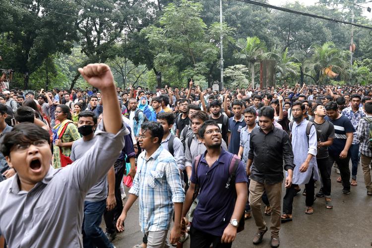 
    Demonstrerende studenter kræver, at regeringen gør noget mere for at forbedre trafiksikkerheden. Et traikdrab på en dreng og pige forleden i hovedstaden Dhaka aar udløst protesterne.
 Mohammad Ponir Hossain/Ritzau Scanpix
