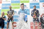 Wout van Aert har indgående erfaring fra sine mange cykelcrosstriumfer i at lade champagnen sprudle, og det fik de omkringstående ved podiet på Frederiksberg Allé at føle. Rasmus Quaade (tv) og Lasse Norman slap dog for en dukkert.
   Thomas Sjørup/Ritzau Scanpix