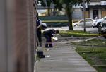Politibetjente undersøger et gerningssted for endnu en skudepisode i Chicagos 'blodige weekend' søndag 5. august. Foto:  Joshua Lott/Getty Images/AFP   Joshua Lott/Ritzau Scanpix
