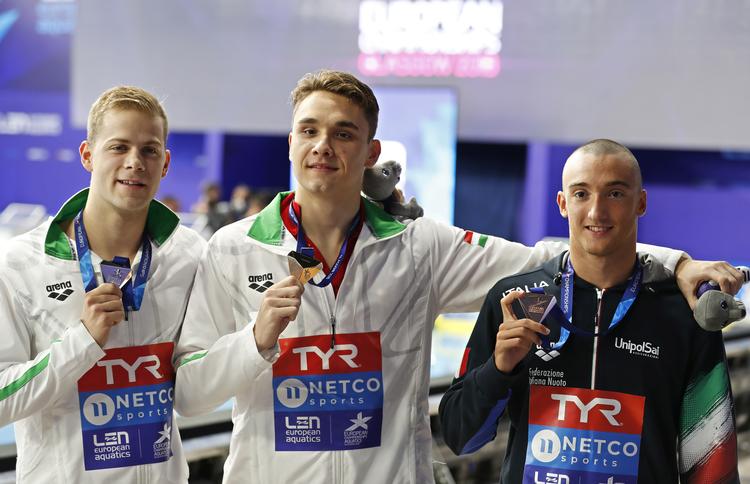 EM-medaljerne i 200 meter butterfly gik til ungarerne Tamas Kenderesi (sølv) og Kristof Milak (guld) samt italieneren Federico Burdisso (bronze). Darko Bandic/AP