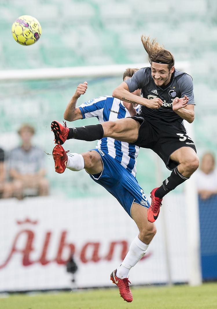 
Rasmus Falk, her i en luftduel med OB's Janus Drachmann, var ond ved sin tidligere klub og lagde flot op til FCK's sejrsmål i Odense
   Claus Fisker/Ritzau Scanpix