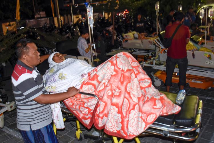 
   En såret venter på behandling uden Mataram City hospital. Dødstallet vokser time for time efter jordskælvet i Indonesien.
 Antara Foto/Ritzau Scanpix