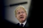 
Storbritanniens tidligere udenrigsminister Boris Johnson står med håret i postkassen efter en opsigtsvækkende sammenligning af brevsprækker og burkaer. Foto: AP
   Natacha Pisarenko/AP