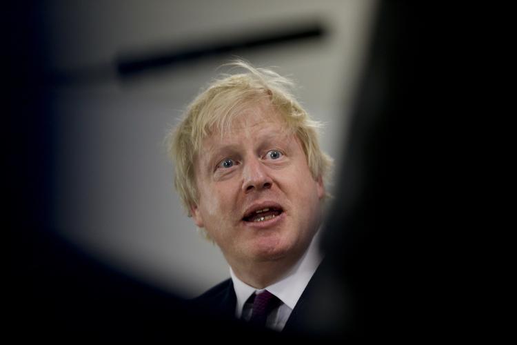
Storbritanniens tidligere udenrigsminister Boris Johnson står med håret i postkassen efter en opsigtsvækkende sammenligning af brevsprækker og burkaer. Foto: AP
   Natacha Pisarenko/AP